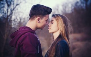 Что чувствует мужчина целуя женщину?