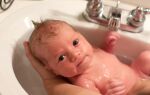 Как правильно подмывать новорожденную девочку под краном